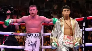 Canelo Álvarez y Munguía entran al ring, acompañados de Carín León y Reik