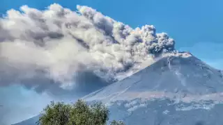 Cae ceniza del volcán Popocatépetl en zona metropolitana de Puebla