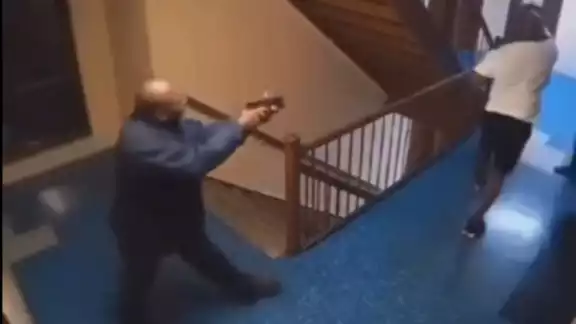 Hombre asesina a disparos a sus vecinos 'por ruidosos'