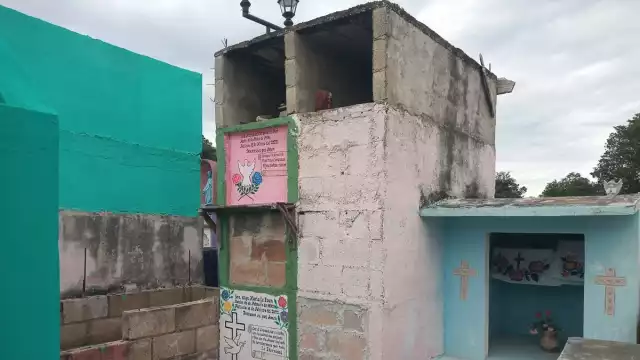 Bóvedas del cementerio de Pomuch en mal estado