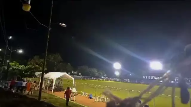 Los datos preliminares señalan que una mujer abrió fuego en la cancha de futbol.