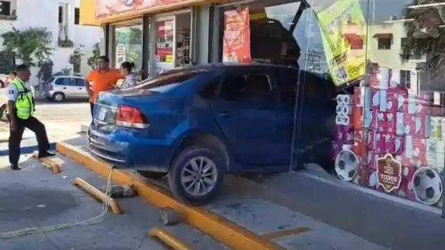 El conductor perdió el control de la unidad hasta terminar dentro del Oxxo