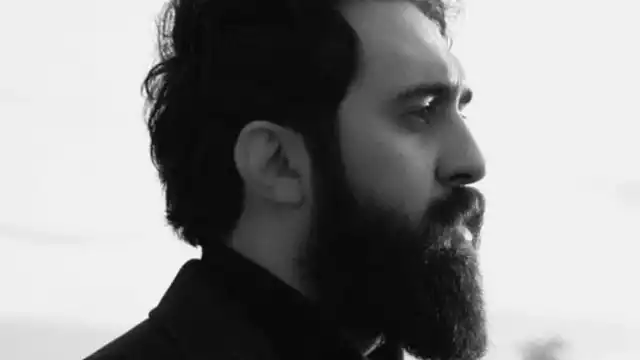 La canción se llama "Roosarito", que significa "tu velo" en persa