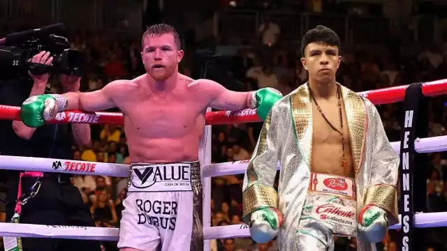 Canelo Álvarez y Munguía entran al ring, acompañados de Carín León y Reik