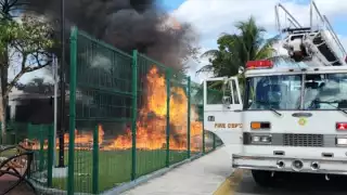 Niño provoca incendio en un parque de Cozumel al arrojar una 'bombita'