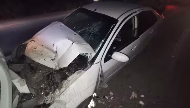 Ocurrió porque al auto compacto se le desprendió el parabrisas.