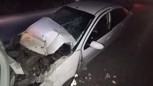 Ocurrió porque al auto compacto se le desprendió el parabrisas.