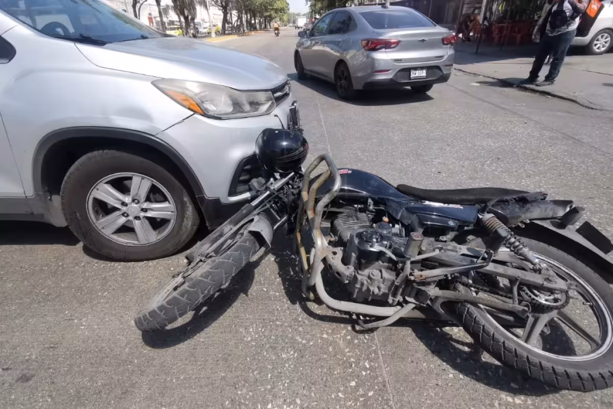 Automovilista no respeta su alto y choca a un motociclista en Ciudad ...