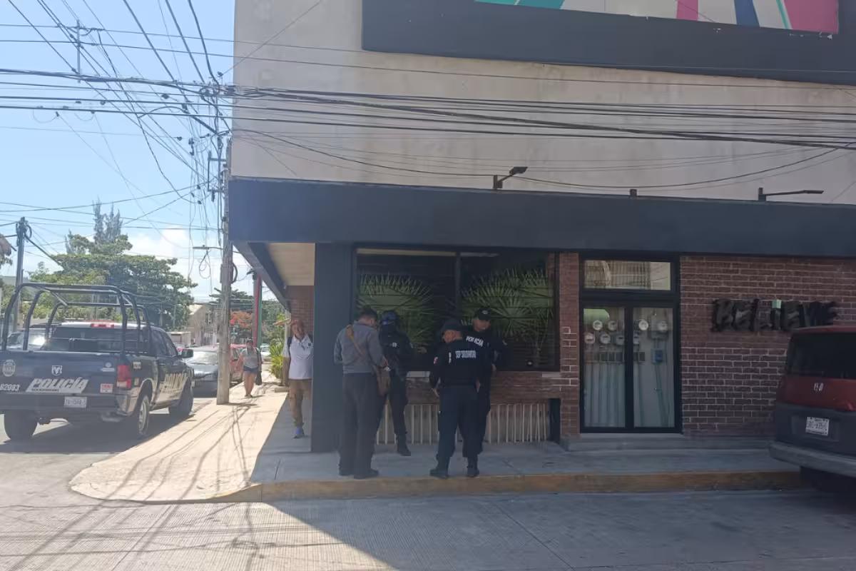 Hombre cae de un tercer piso en Playa del Carmen y cables de la CFE lo ...