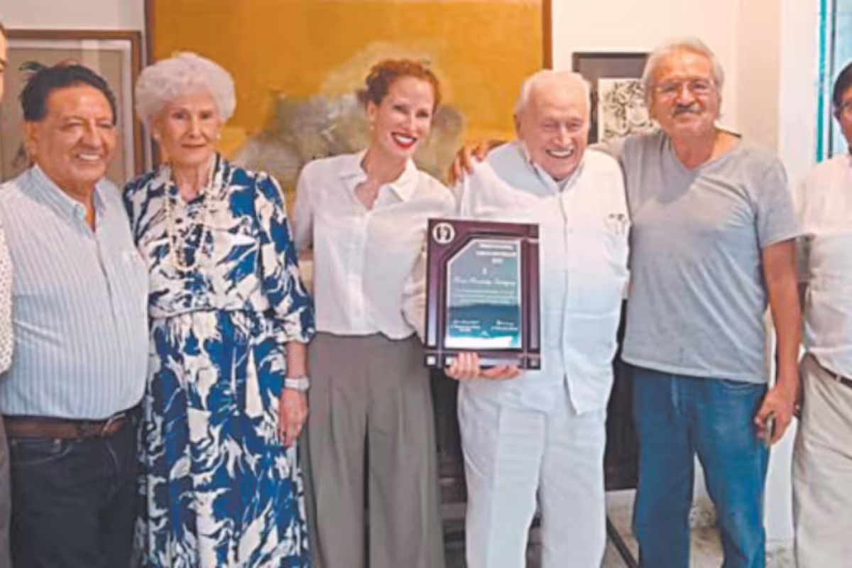 Mario Ranito Don Mario Renato Menéndez, Fundador de Por Esto!, recibe Premio Carlos ...