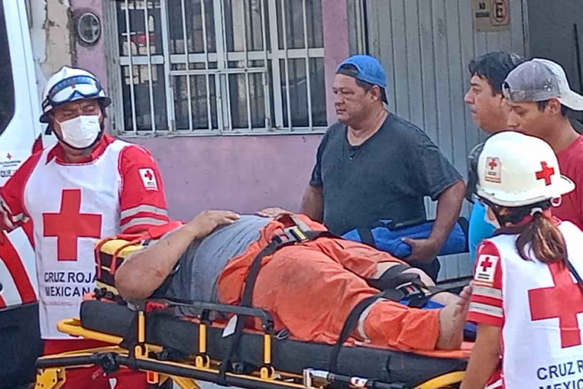 Hombre cae de una altura de dos metros mientras trabajaba en Ciudad del ...