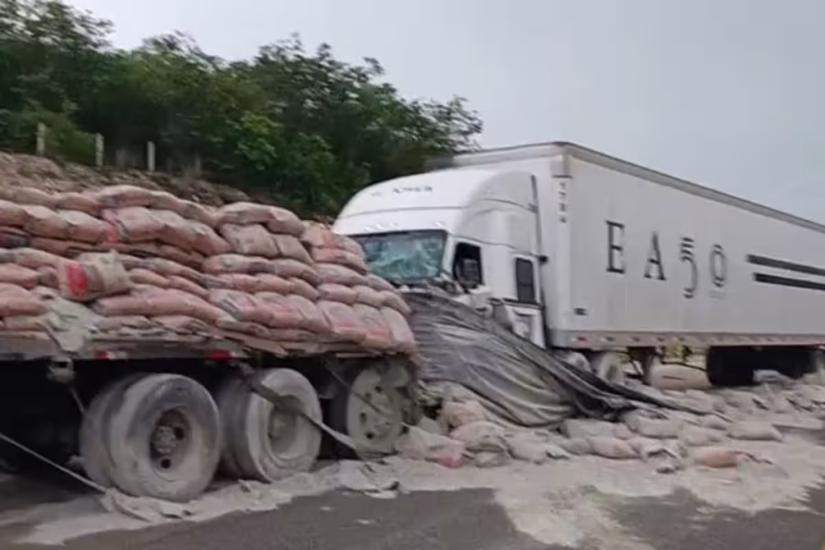 Tráiler choca contra un camión cargado con cemento en la carretera ...