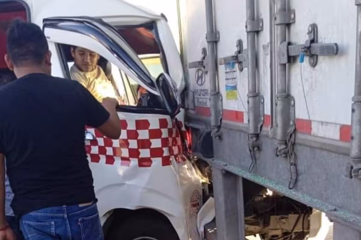 Chofer de Atasta se duerme al volante y choca contra un tráiler; hay ...
