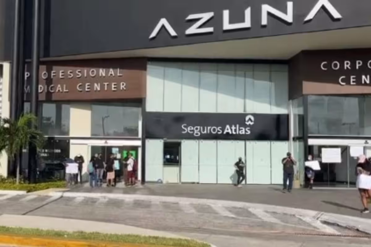 Operadores de Uber protestan en la Plaza Azuna en Cancún - PorEsto