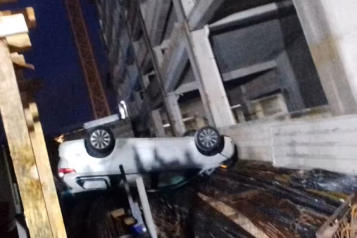 Auto cae del segundo piso de una plaza en Cancún con todo y conductora ...