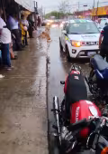 Desplome de un espectacular y parte de un muro deja dos motocicletas aplastadas.
