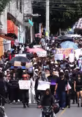 Alumnos de la UAEM marcharon este martes por calles de Cuernavaca, para protestar por el feminicidio de Claudia Tacoronte
