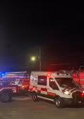 Autoridades controlan incendio en taller de herrería en Mérida.