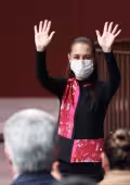La presidenta Claudia Sheinbaum acudió al acto sin ofrecer un discurso y portó cubrebocas debido al cuadro de gripe que presenta desde ayer viernes