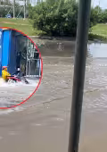 Corriente de agua derriba a motociclista y vuelven las inundaciones en Siglo XXI