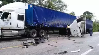 Una persona falleció de manera instantánea ante el impacto contra el camión, así como se mencionan que se registraron varios lesionados