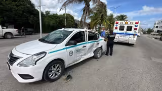 Caber mencionar, el taxista llevaba pasaje en la parte trasera y tanto el operador como el pasajero fueron trasladados al hospital