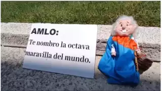 La mujer viajaba con un "Amlito", el cual compartió con los más seguidores del Presidente