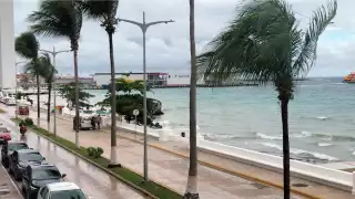 Todo esto derivado de los fuertes vientos y elevado oleaje en el muelle de Playa del Carmen