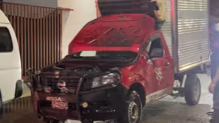 Camioneta se incendia en la colonia Salitral; una falla en el motor habría provocado el siniestro