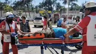 El hombre impactó contra la parte trasera de la camioneta