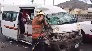 Encontronazo entre una combi y un camión deja ocho lesionados en Ecatepec