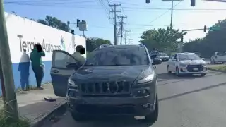 Cobra un nuevo percance automovilístico la arteria vial que ha permanecido 6 meses sin semáforos en Chetumal