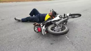 Automovilistas que pasaban por la zona auxiliaron al guiador