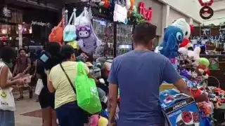 Los locales del primer cuadro de la ciudad han aprovechado a sacar las prendas de ropa, alusivas a la época navideña