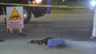 El camión lo arrastró varios metros tras el impacto.