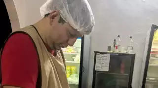 Pizzería de Tekax incluye a Hugo, un joven con discapacidad cognitiva, en su planilla laboral