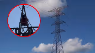 Mujer escala una torre de alta tensión de la CFE y desata intenso operativo en el Sur de Mérida