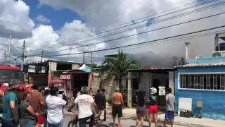 Bazar se incendia en la Region 94 de Cancún