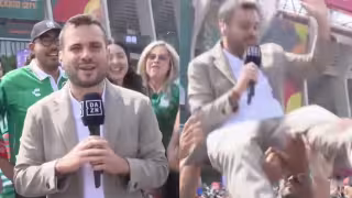 Aficionados mexicanos hacen volar a reportero en plena transmisión: VIDEO