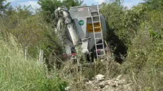También arribó a la escena una grúa para que regresara al móvil a la carretera