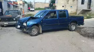 El conductor iba a exceso de velocidad al estrellarse contra el poste