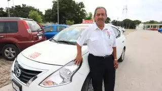 Taxista devuelve 300 mil pesos a un hombre que los dejó en su unidad en Mérida