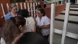 Sí llegan a comprobar los cobros, la maestra será sancionada