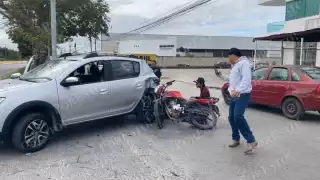 Imprudencia de conductora provoca accidente frente al Campo Ferrocarrilero de Campeche