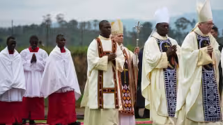 Papa León XIV lanza fuerte mensaje en África: “el mundo está siendo destruido por unos pocos tiranos”
