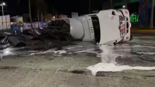 La carga se fue a un lado al momento de chocar y volcó