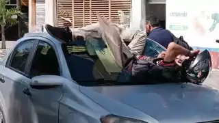 Al lugar de los hechos llegaron paramédicos para brindarle atención médica al motociclista