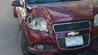 Se estaciona y encuentra su auto chocado en el Centro de Champotón; responsable huyó