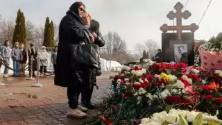 Miles de rusos corrieron el riesgo de ser arrestados el viernes para asistir al funeral en Moscú de Alexéi Navalni