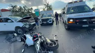 Motociclista choca contra camioneta que no respetó el alto en el Malecón de Campeche